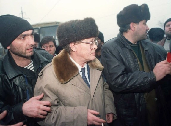 Сергей Ковалев в Грозном. Правозащитник с орденом от Дудаева
