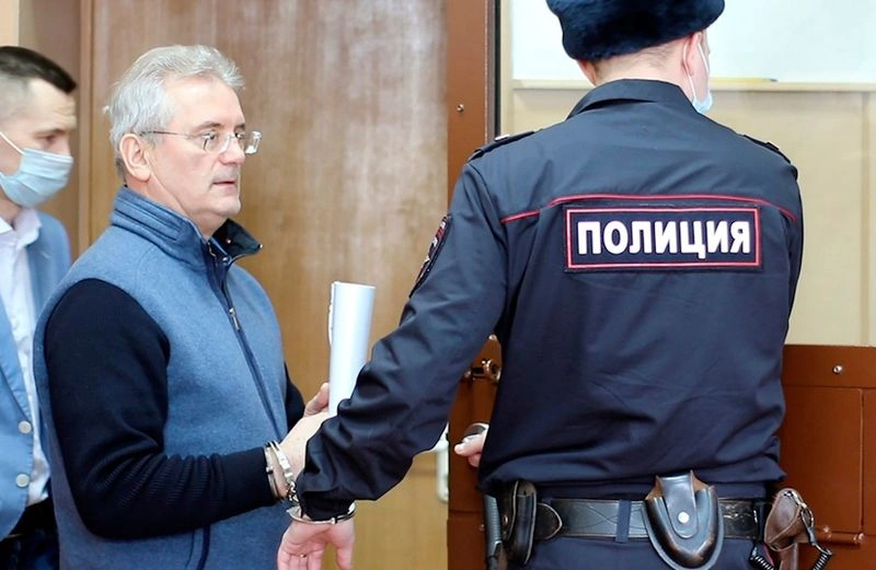276. Жаждущий производить "хорошее впечатление" расстаётся с лоховскими побрякушками