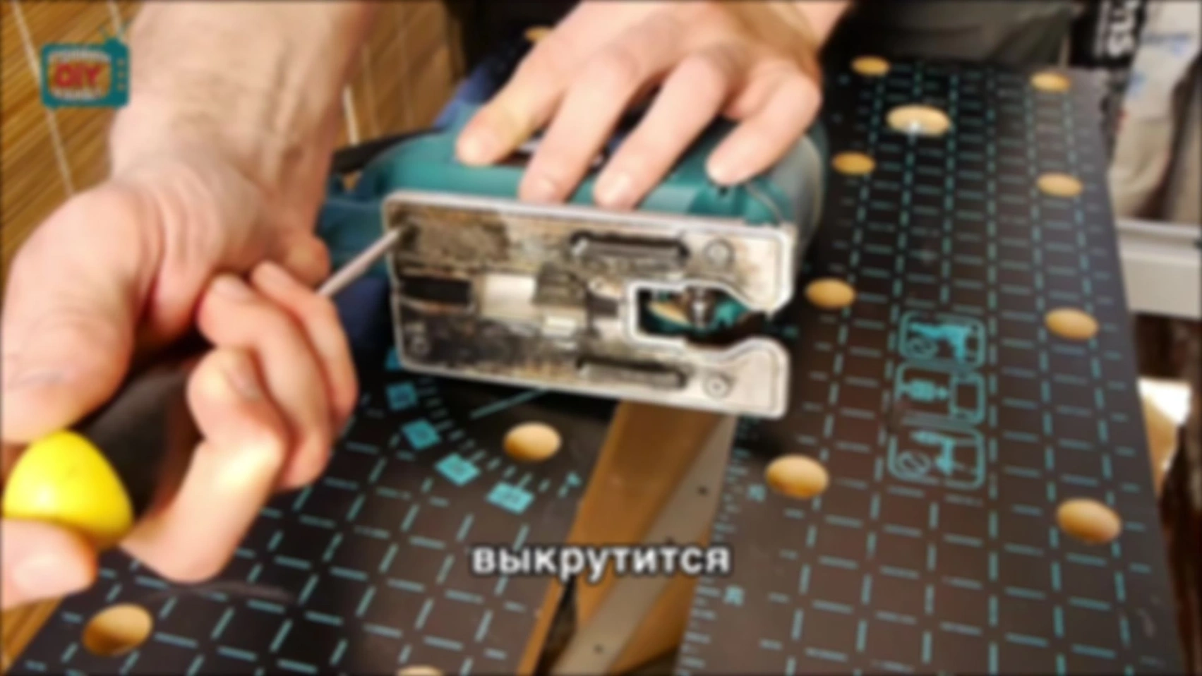 Совет № 63. Как не испортить поверхность заготовки при работе лобзиком.