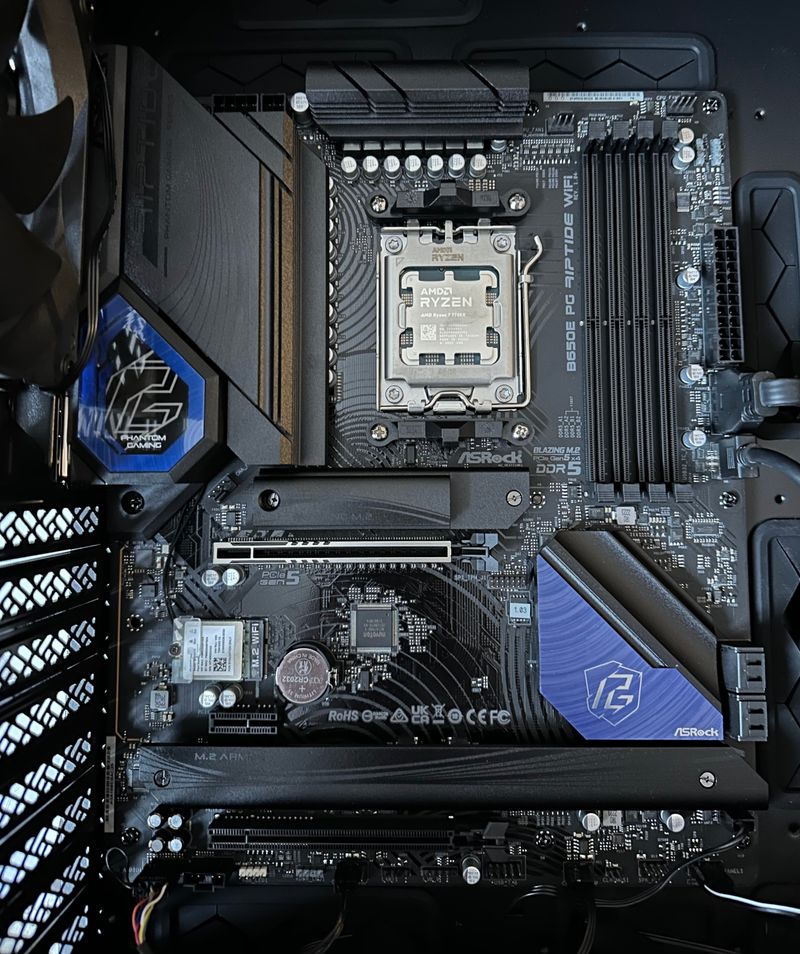 7 5700x3d vs 7 7700. Ryzen 5700x без крышки. Собранные компьютеры. Видеокарта на материнской плате. Собранный ПК