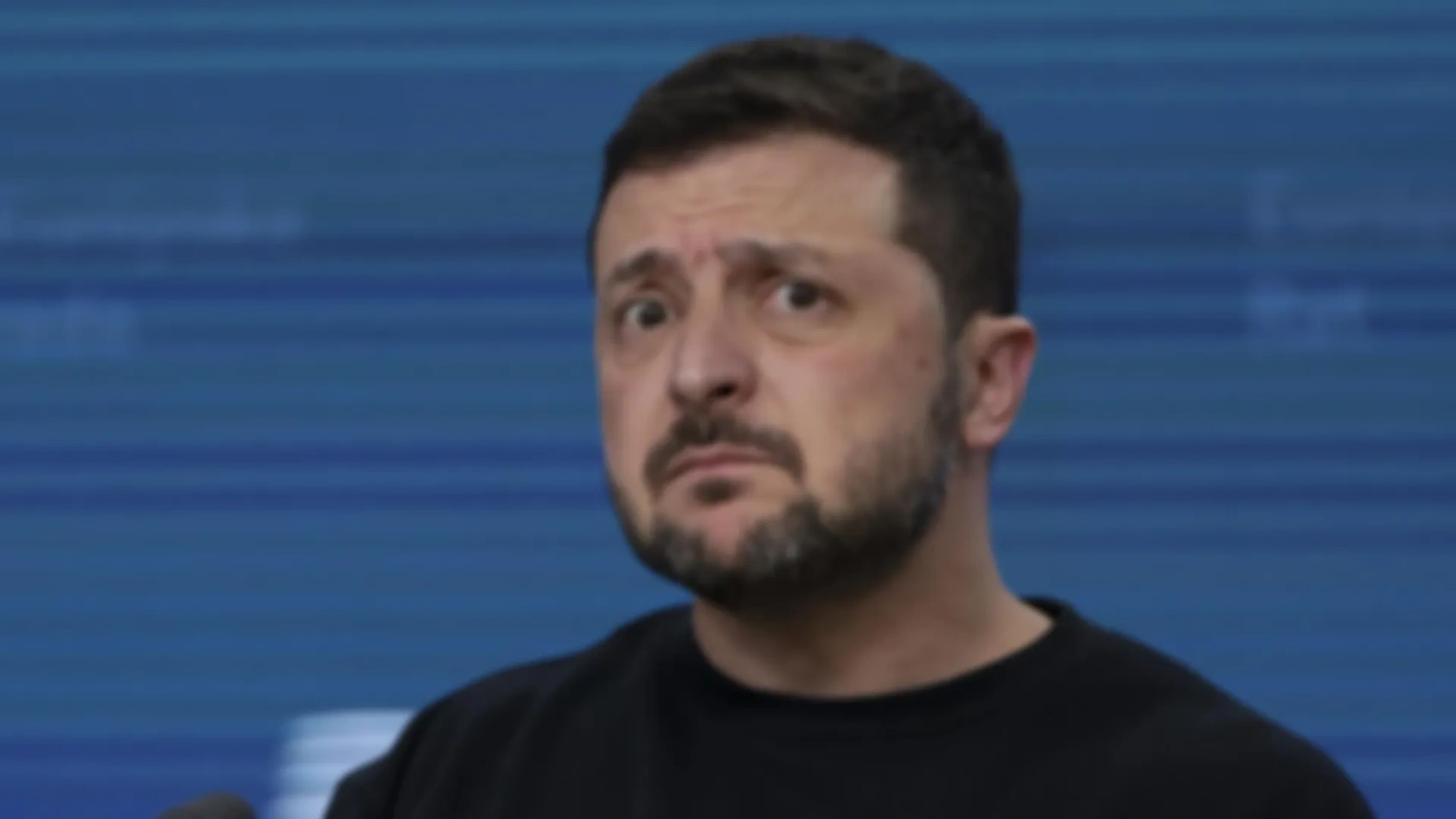 Карлик Нюх суетливо ищет новых лохов