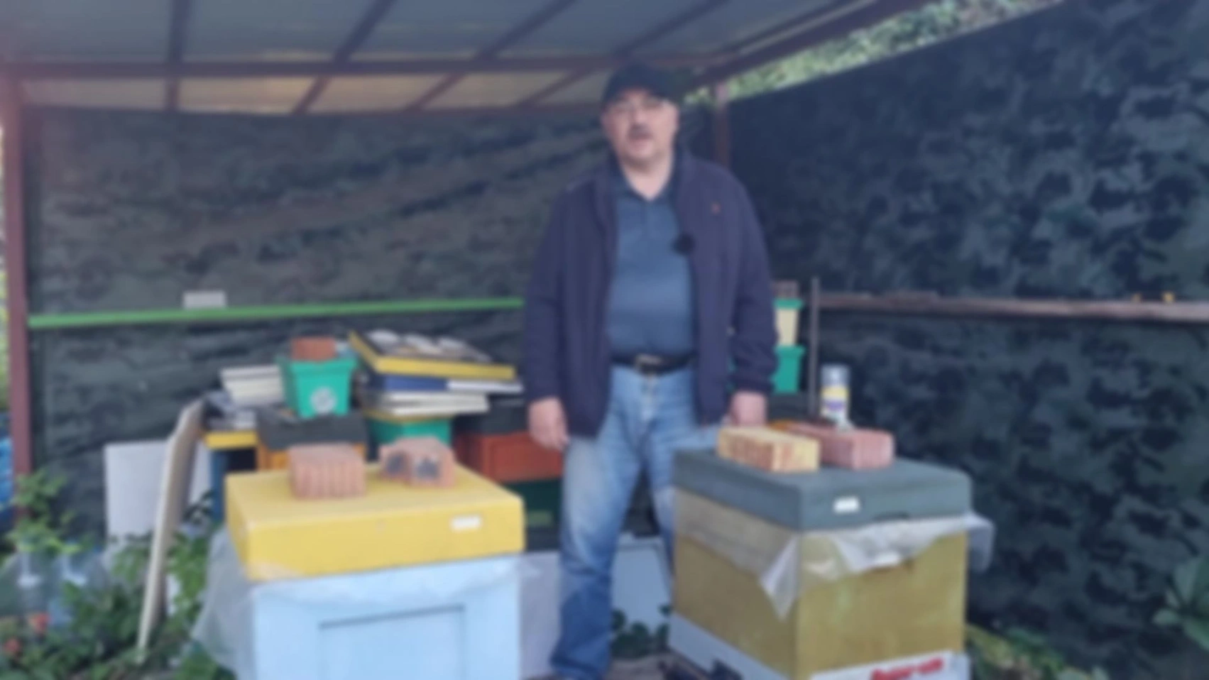 120 Повторно сейчас обрабатываю семьи Апистанзолем. Когда нет магазинов под товарный мёд. И важно иметь много здорового расплода