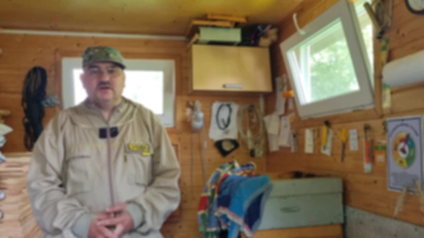 112 Работаем с мёдом на слабых нектароносах порамочно