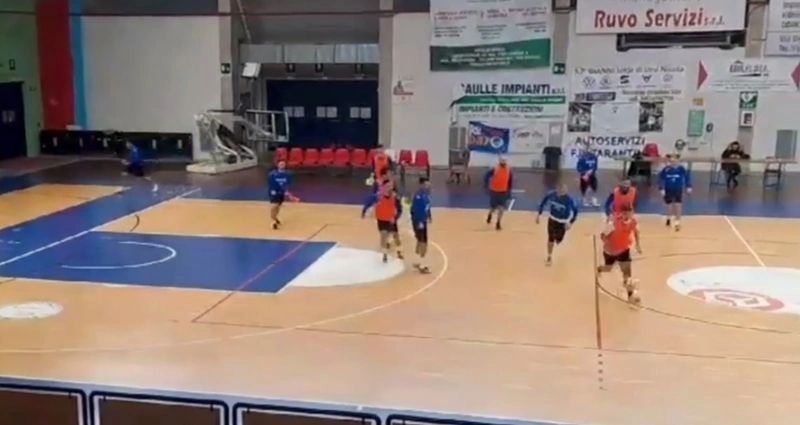 📹⚽️ Видео упражнения. 6х6 - 2 игрока с конусами в руках