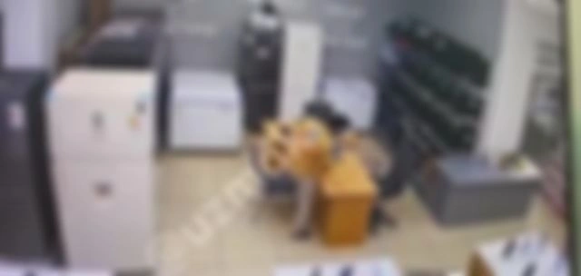 (ВИДО). В Казахстане вор пришёл в магазин техники, и пока никто не видит, залез в холодильник, дабы потом, когда все уйдут, вылезти оттуда и украсть товар. 
Но что-то пошло не так и холодильник увезли вместе с мужиком.