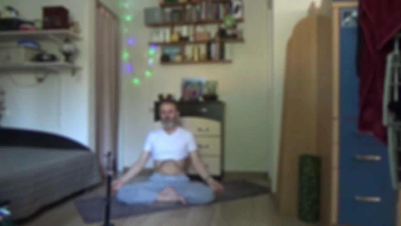 Комплекс йоги среднего уровня. Превращаем кошку в собаку, раскрываем ТБС. учим чакры.