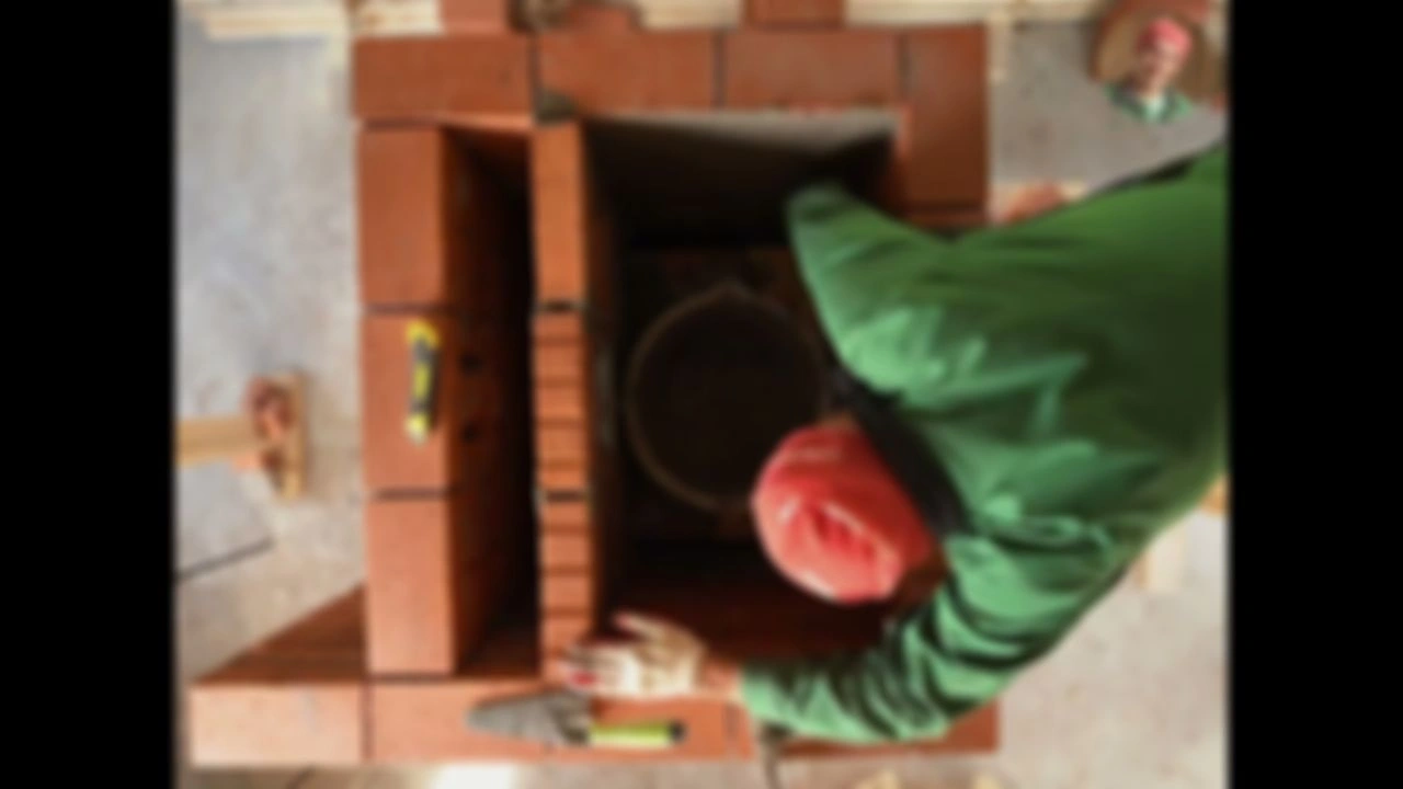Кладка камеры дожигания в теплоёмком камине.