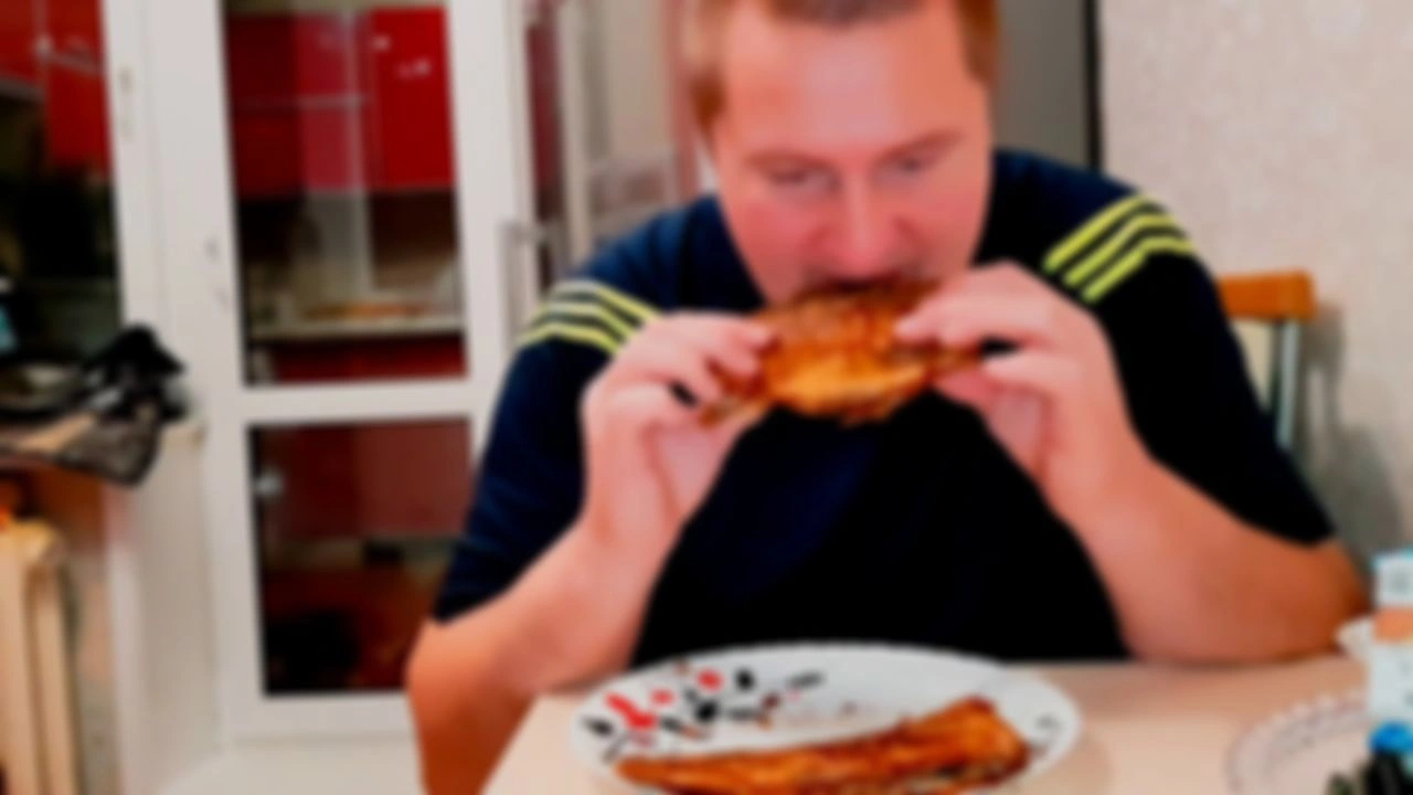 КАК ПРАВИЛЬНО ЕСТЬ КАРАСЯ! ЖАРЕНЫЙ КАРАСЬ БЕЗ КОСТЕЙ!