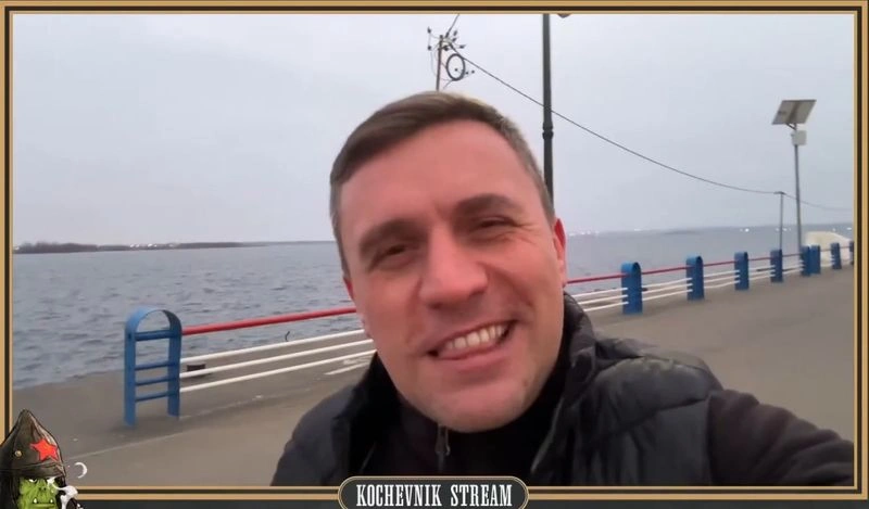 Бондаренко гонится за Стасом чтобы сказать как он ему безразличен.