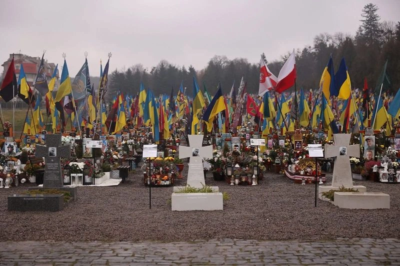 Гроб, кладбище, село, получается украинская культура