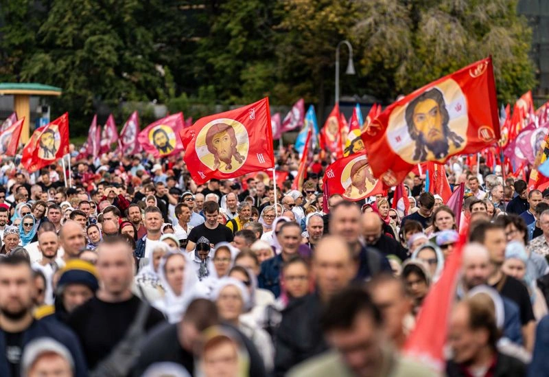 В Москве сотни тысяч прошли крестным ходом. Впереди — чудотворная икона