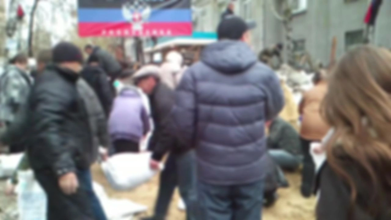 Видео из архива. Славянск, укрепление баррикад.