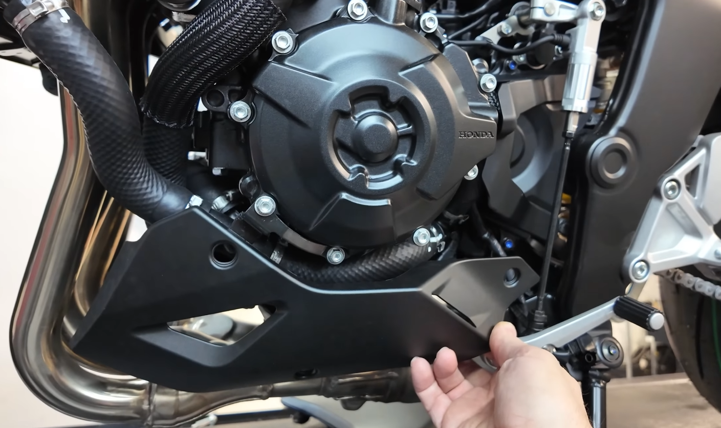 Впереди адаптация плуга от CB1000 Hornet на Обсидиана