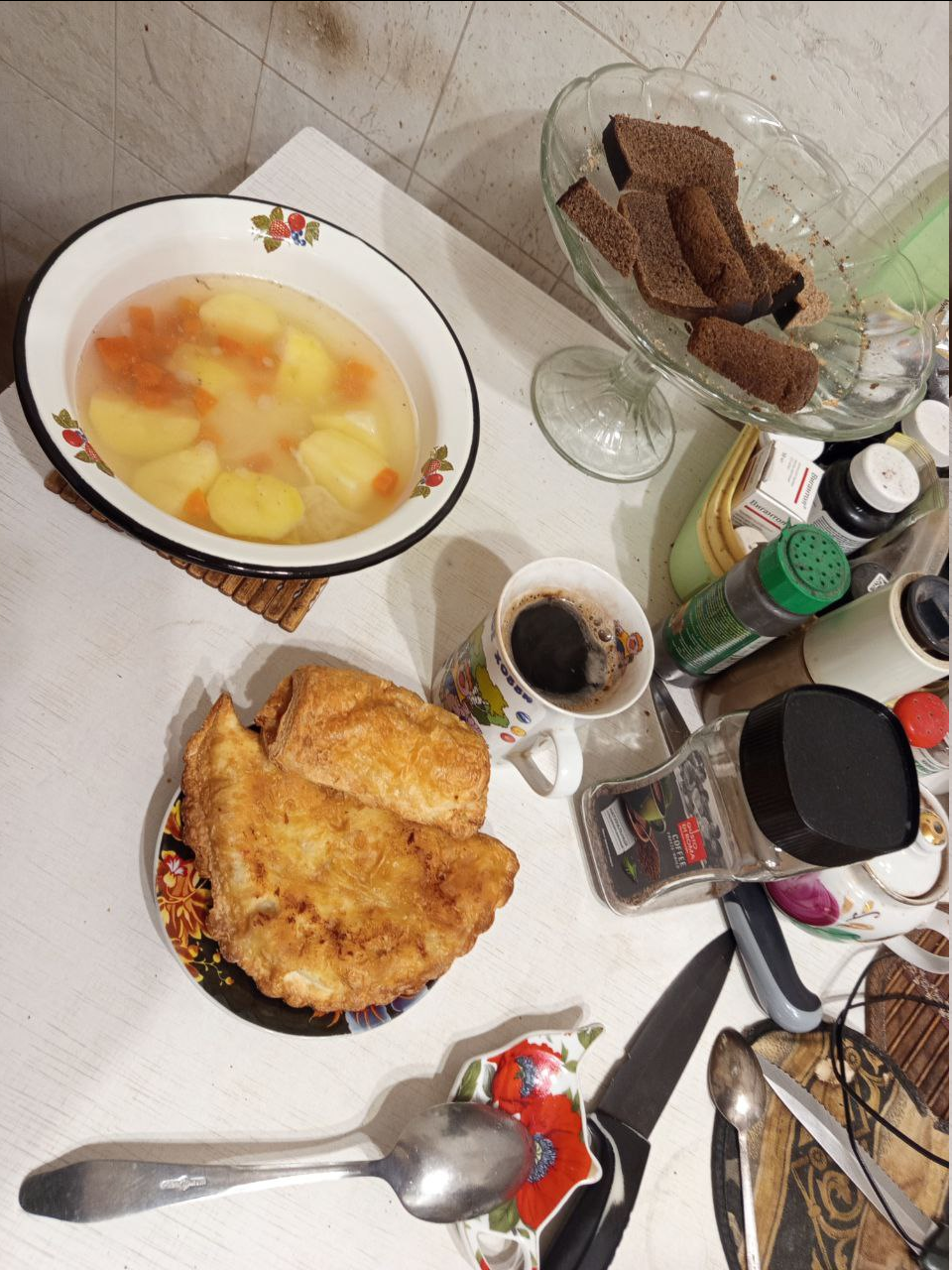 Фото автора статьи. Чашка с супом, кофе в бокале, на блюдце: чебурек и сосиска, запеченная в тесте