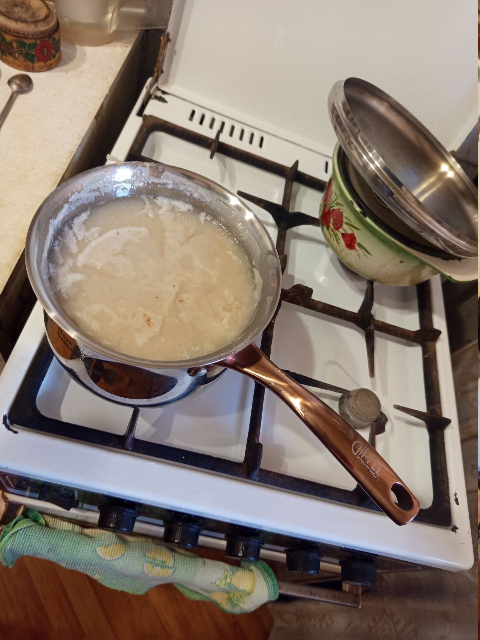 Фото принадлежит автору статьи. «Очень хорошая и вкусная каша получается в красивой посуде на чистой плите.