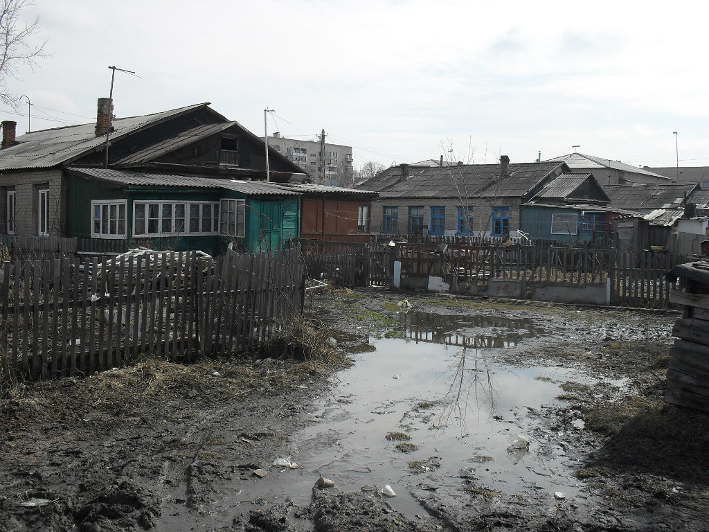 Здесь прошло босоногое детство. Первые друзья, первые драки, первые
папиросы «Беломор-канала».а, потом ремень отца."Северный поселок»
г. Петропавловск Северо-Казахстанская область(бывшая Омская губерния)