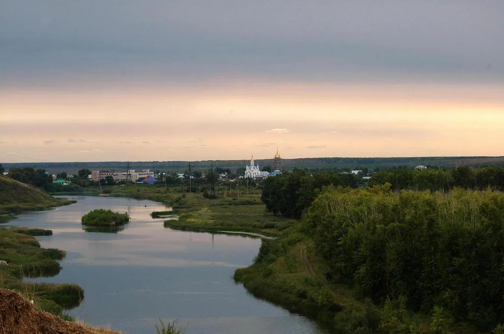 Величественная река Ишим, красота неописуемая. Излюбленное место для
отдыха, прогулок и купания. Здесь и карась и щука, пескарь, ёрш и чебак.
Здесь и раки. Иногда, люди тонули