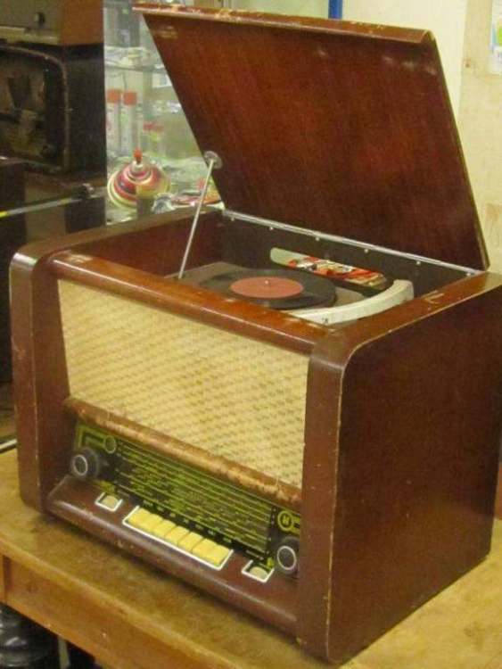 Радиола «Муромец». Незаменимый помощник при торжествах. Иногда, по ночам «ловил» и «голос Америки, и другие Западные станции