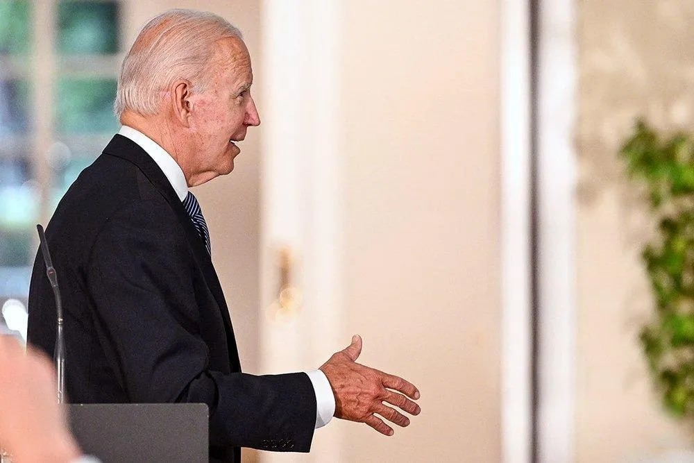 Джо Байден собирался пожимать руку людям, которых видел только он