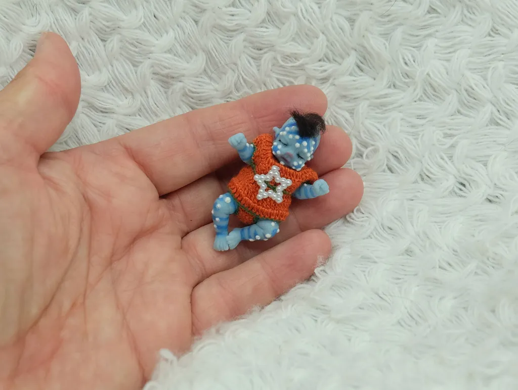 размер 5 см, точки светятся в темноте