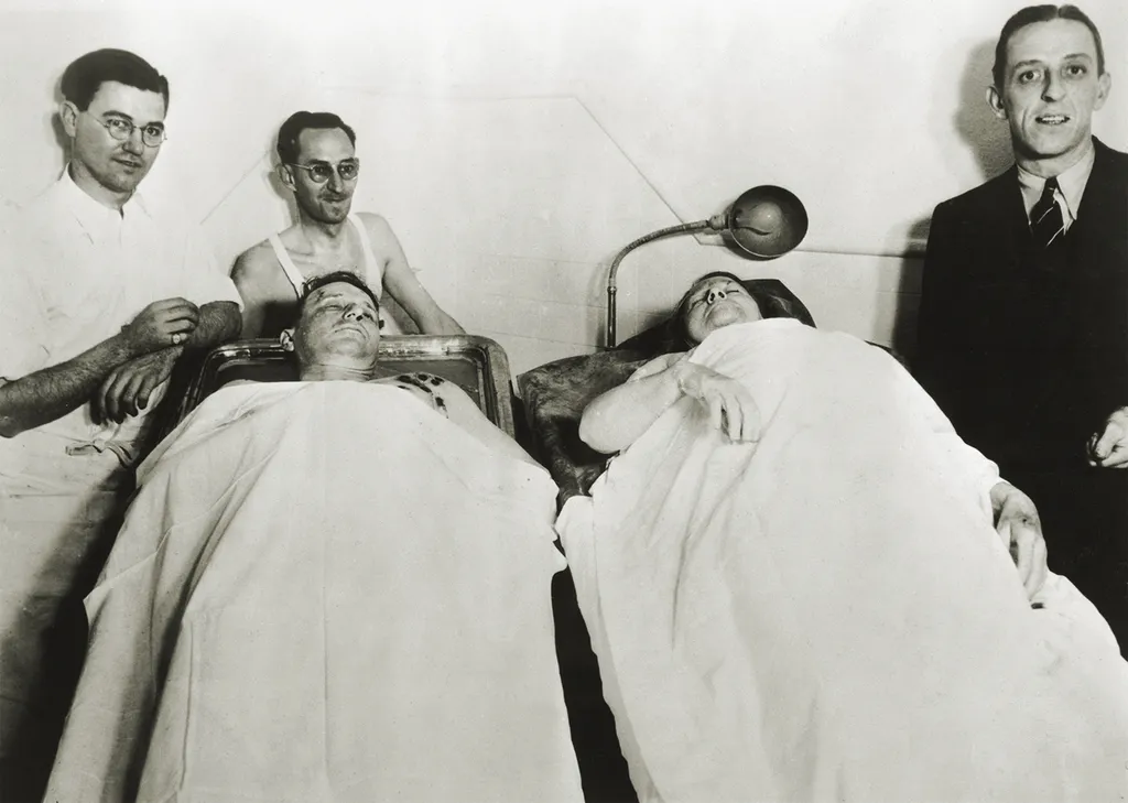 Агенты Бюро у тел Фреда и Аризоны Баркер в морге