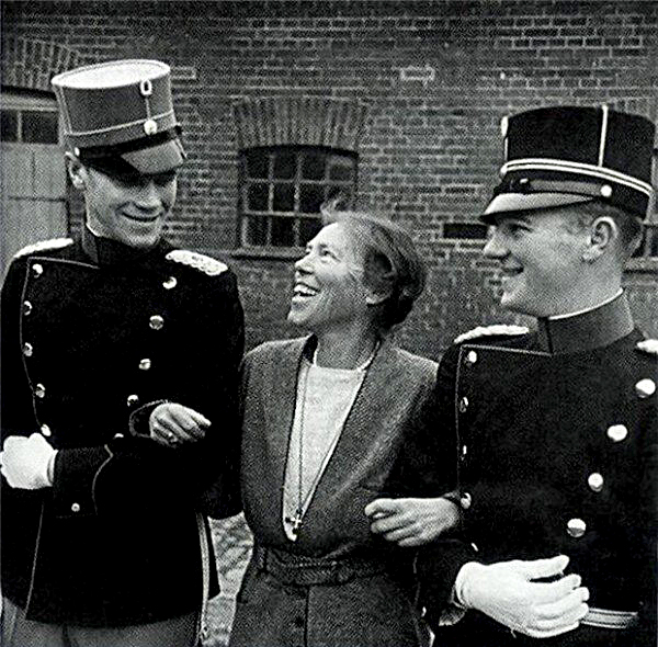 Великая Княгиня ОльгаАлександровна с сыновьями Тихоном (слева) и Гурием (справа)