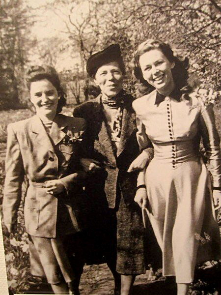 Великая Княгиня Ольга Александровна Куликовская-Романова с невестками Рут (слева) и Агнет (справа)
