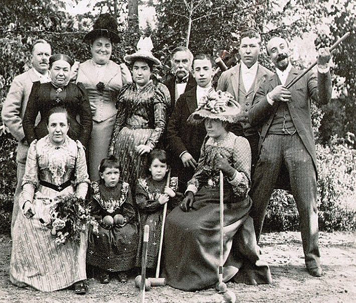 Мельес с роднёй. Эжени — сидящая женщина в шляпе