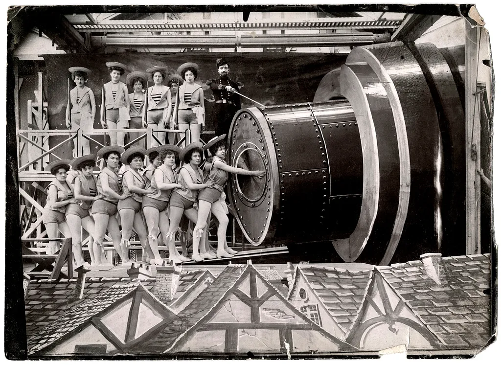 Подготовка к полёту на Луну. Сам Жорж Мельес — единственный мужчина в кадре — командует парадом