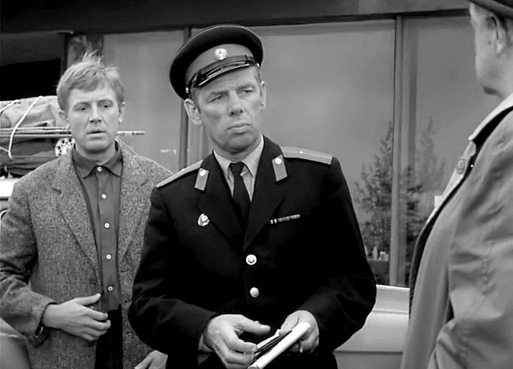 Георгий Жжёнов и Инокентий Смоктуновский в фильме Эльдара Рязанова "Берегись автомобиля", 1966 год.