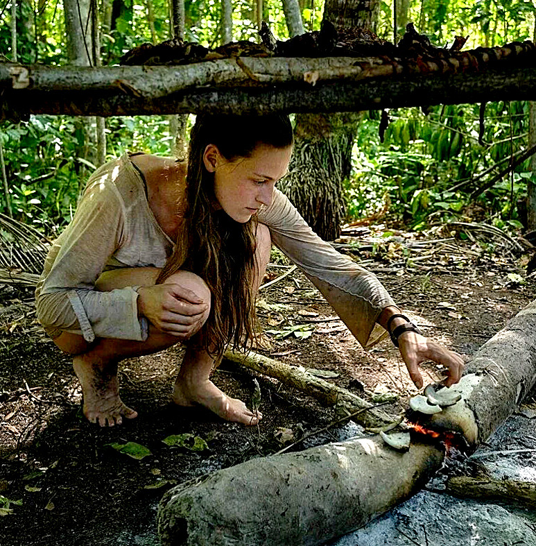 Одна из девушек, которая попробовала прожить 24 часа на необитаемом острове. Фото из открытых источников