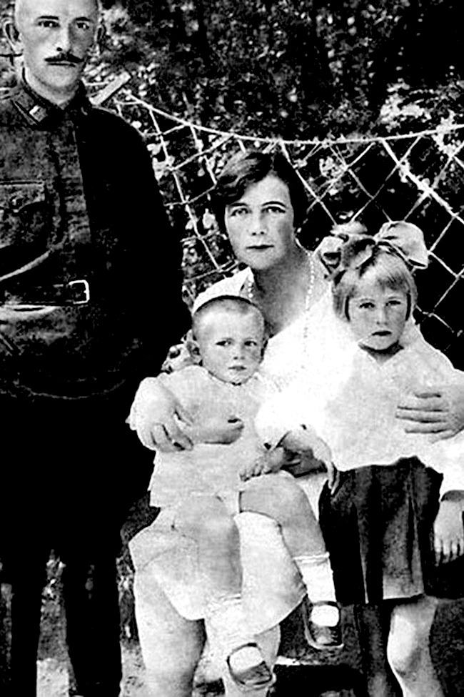 С отцом,матерью и сестрой. 