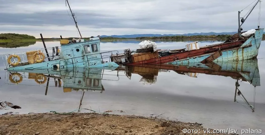 Затонувшая баржа в селе Никольском.