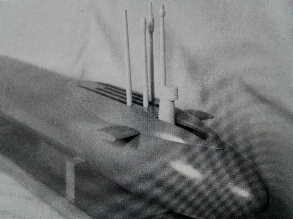 Макет одного из эскизов CONFORM: лодка без 'паруса', у которой вместо выдвижных устройств откидные. Интересно, что у нас тоже было нечто похожее — проект 673, также нереализованный. Фото взято из замечательной книги Cold War Submarines (Norman Polmar, K. J. Moore)