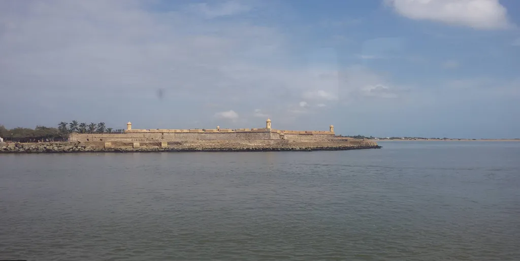 С «Армада де Барловенто» у Моргана очень удачно получилось; было три испанских корабля, а стало ни одного. Вот тогда, раздухарившись, он и попытался взять штурмом форт Сан-Карлос де ла Барра. Это уже не получилось, но именно в этот момент дон Алонсо дель Кампо-и-Эспиноса и решил, что Морган будет штурмовать форт с суши. Ложная высадка на каноэ, про которую мы все помним, многократно усилила его убеждённость.