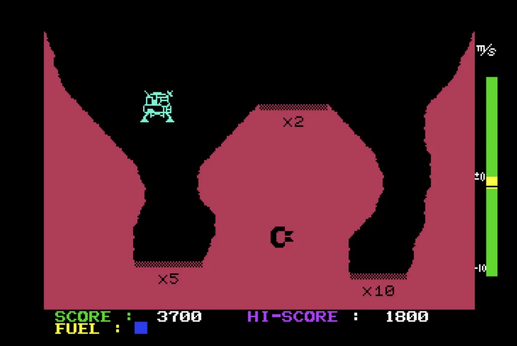 Версия для Commodore 64 (скриншот сделан уже мною лично). Самое дурацкое, что в ней есть — если отклонить джойстик влево, то включится левый двигатель и аппарат получит тягу вправо. О системе нескольких двигателей мы поговорим ниже. А жёлтая зона на правой шкале — допустимая вертикальная скорость касания. Если в неё не попадёшь — взорвёшься уже после успешной посадки, под оскорбительную мелодию.