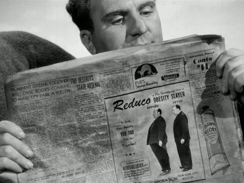 Кадр из «Спасательной шлюпки» (1944) с рекламой убийцы ожирения «Редуко» и Хичкоком в качестве наглядного пособия