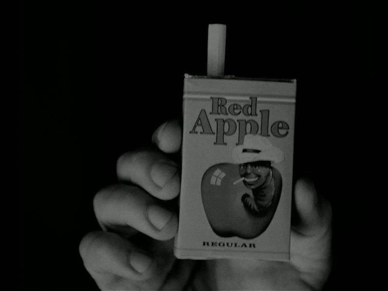 Кадр из «Однажды в Голливуде» (2019) с очередным появлением в фильме Тарантино сигарет «Ред Эппл» (Рик Далтон рекламирует их в сцене, идущей вместе с титрами, а потом плюются, потому что курить вредно)