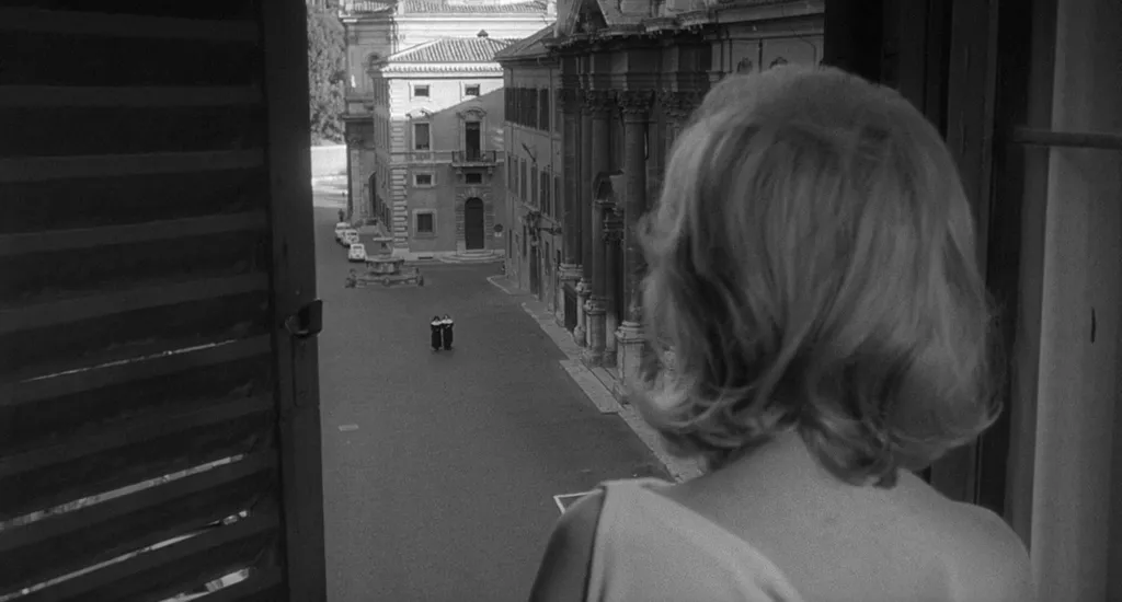 Кадр из кинофильма М. Антониони "Затмение" (1962).