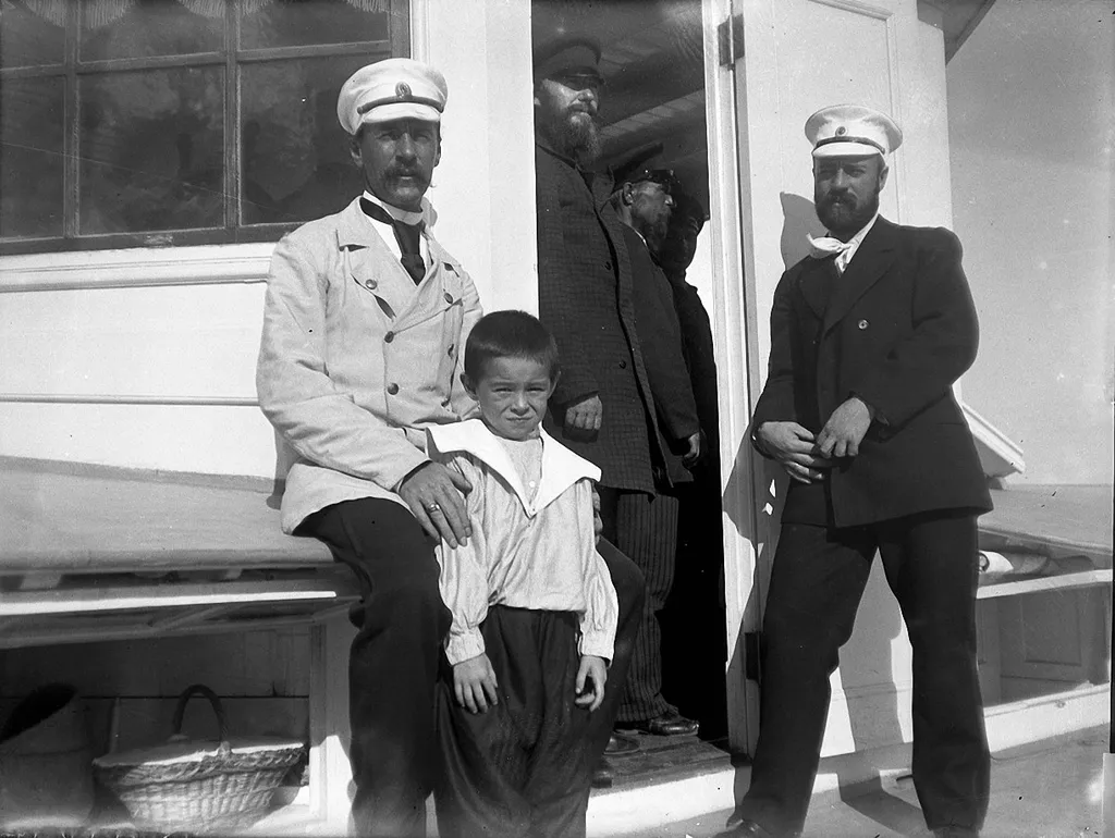 Путешествие по Волге. Команда парохода "Великая Княгиня Ксения".  4 июля 1898 года. Фото А.В. Живаго.