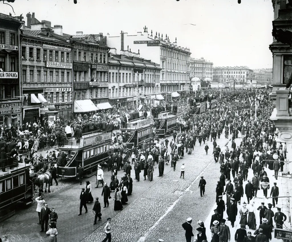 Крестный ход Союза русского народа, остановивший коночное движение в районе Невского проспекта перед Знаменской площадью. Санкт-Петербург, 1907 г. Фото К. К. Буллы.