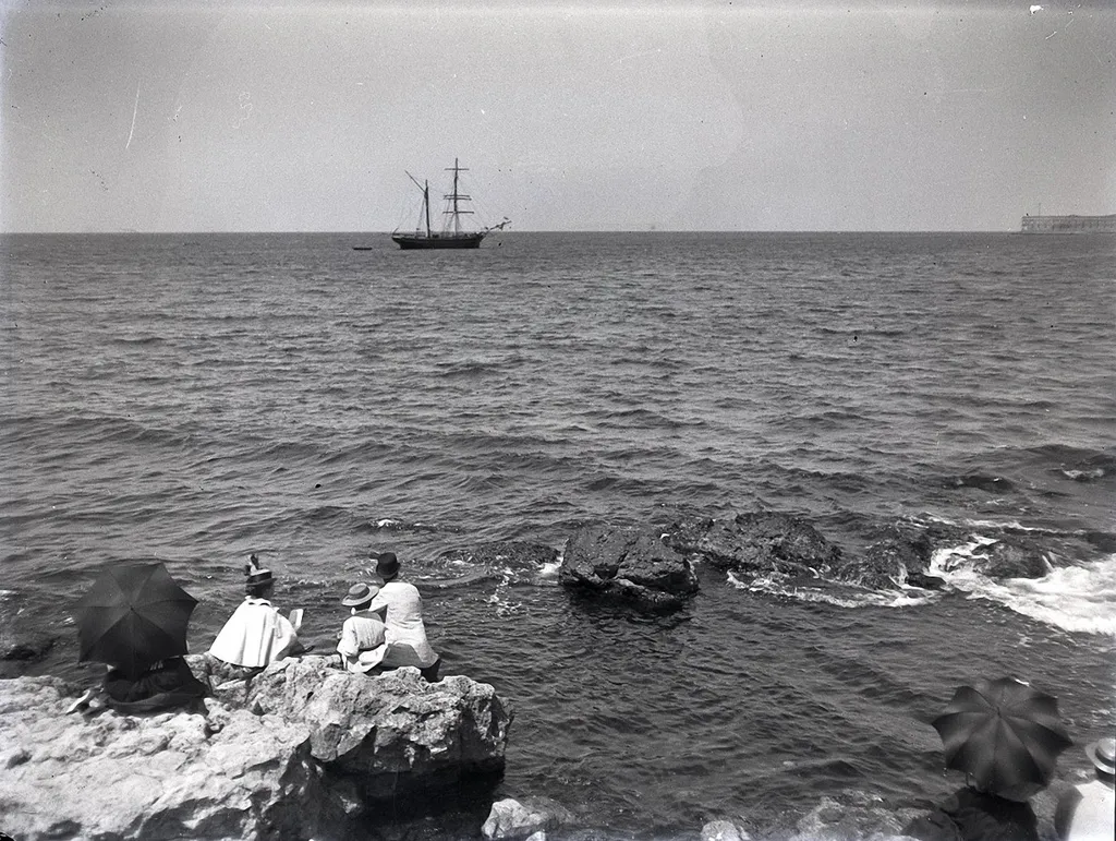 Севастополь, Крым. Приморский бульвар, вдалеке Константиновская батарея. 1897. Фото А. В. Живаго.