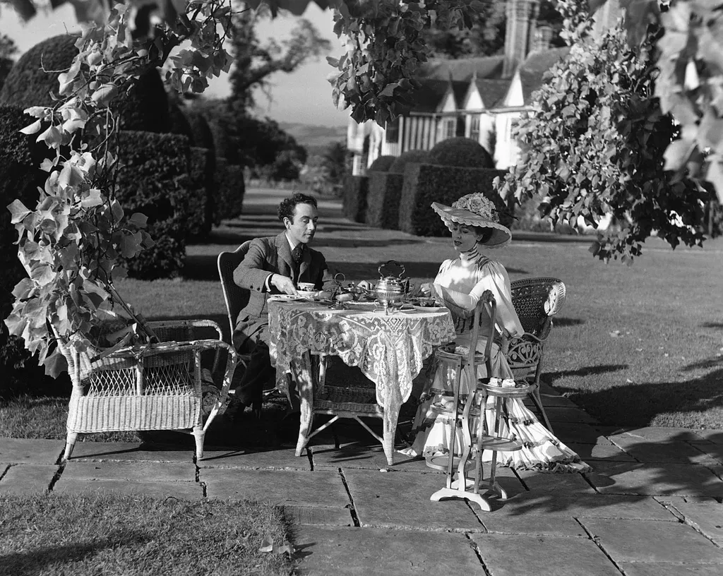 Кадр из кинофильма Р. Хеймера "Добрые сердца и короны". Ealing Studios, 1949.