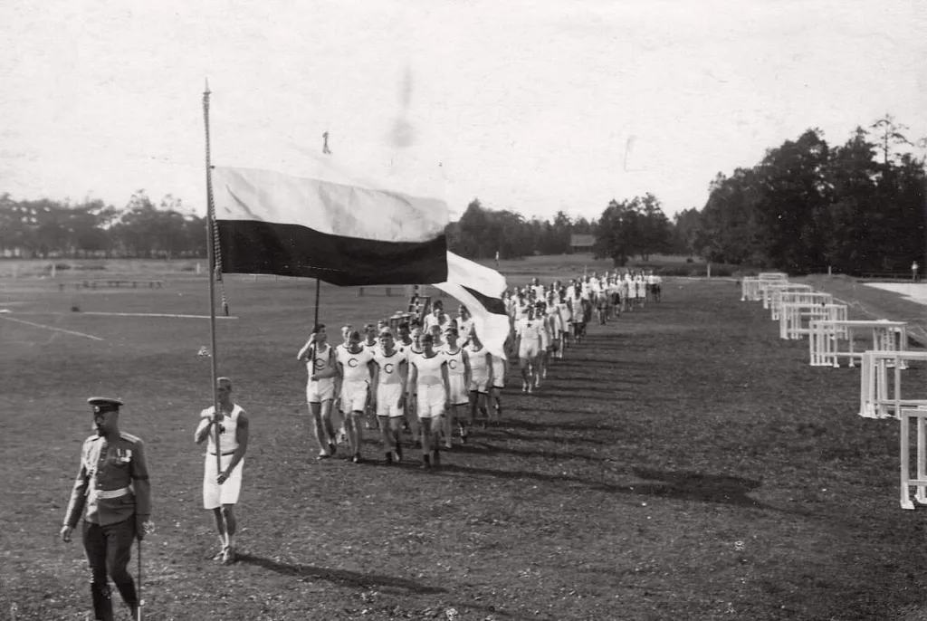Парад Санкт-Петербургского кружка любителей спорта на Крестовском острове в день празднования 25-летнего юбилея кружка. 1913 г. Фото К. К. Буллы.