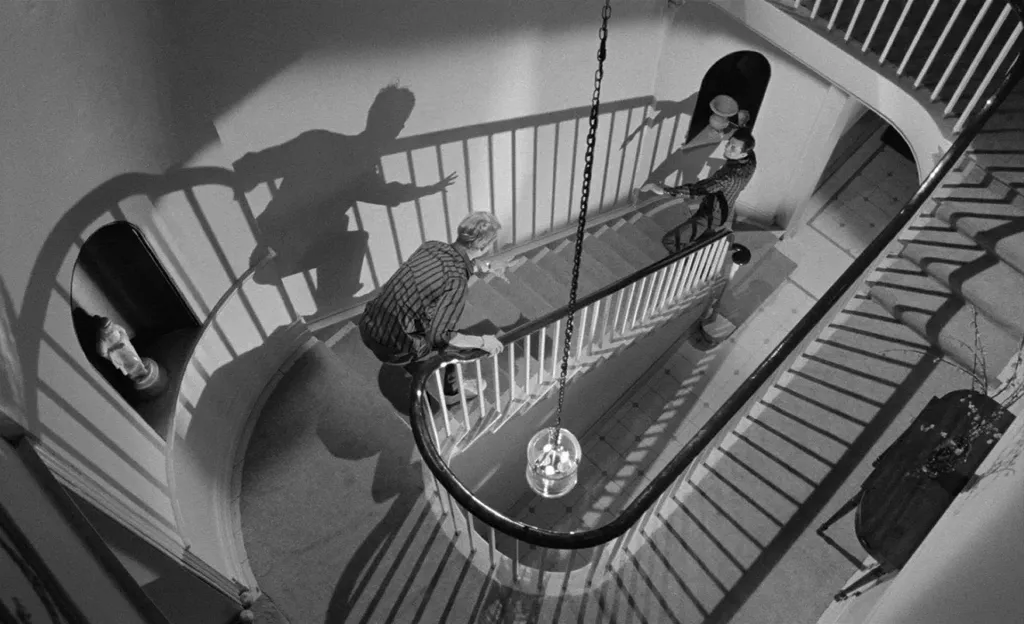 Кадр из кинофильма Д. Лоузи "Слуга" (1963).