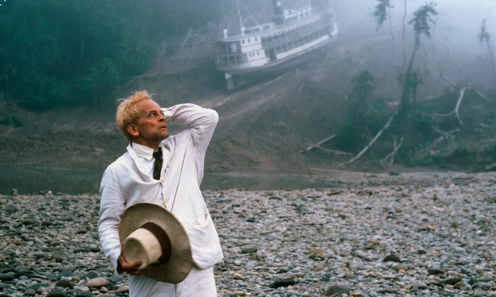 Кадр из кинофильма В. Херцога «Фицкарральдо» (1982).