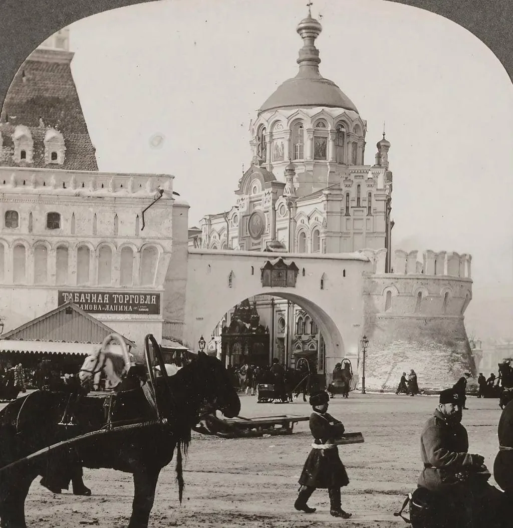 Никольские (Владимирские) ворота Китай-города в Москве. 1895-1900 гг. 