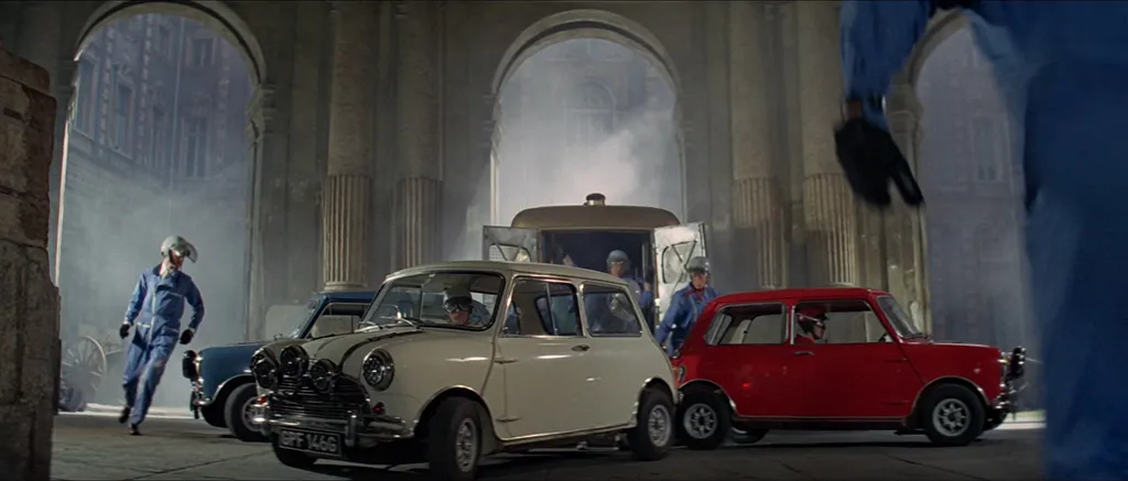 Кадр из кинофильма П. Коллинсона "Ограбление по-итальянски" (1969).