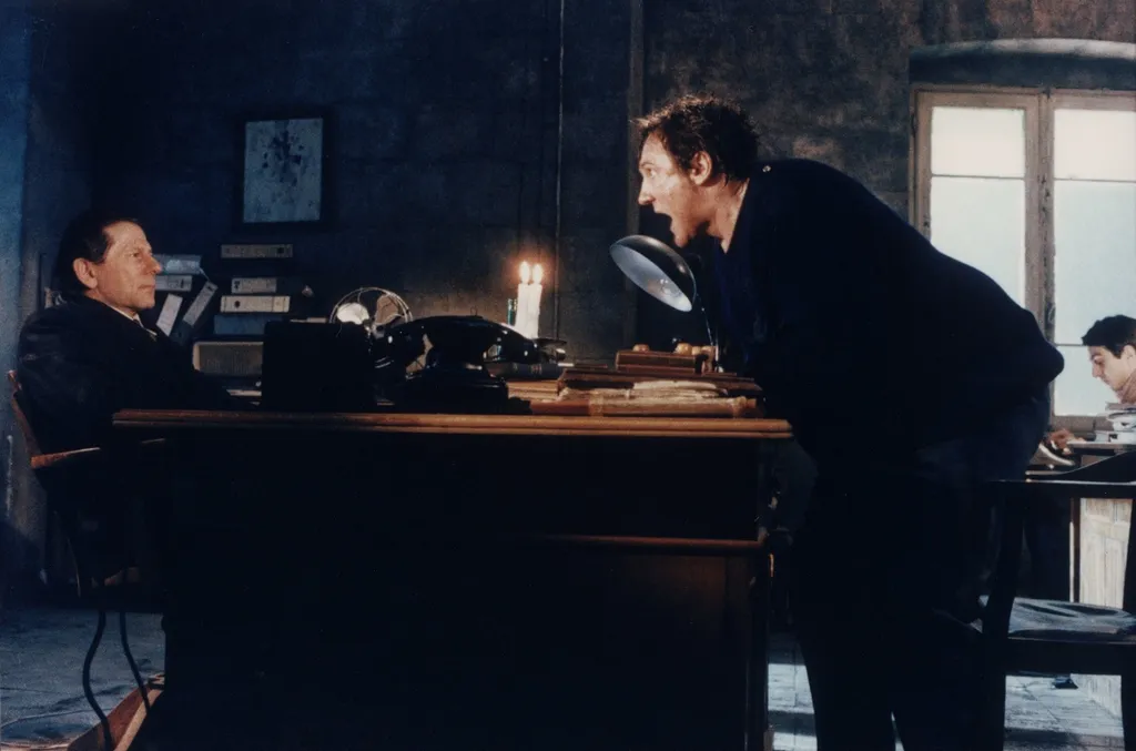 Кадр из кинофильма Д. Торнаторе "Простая формальность" (1994).