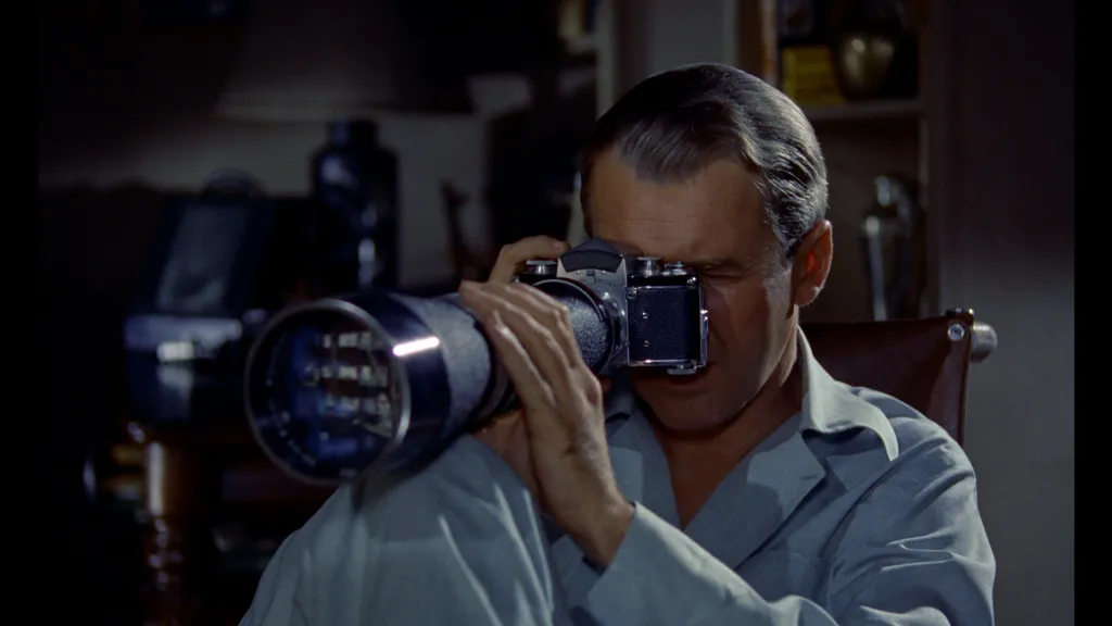 Кадр из кинофильма А. Хичкока "Окно во двор" (1954).